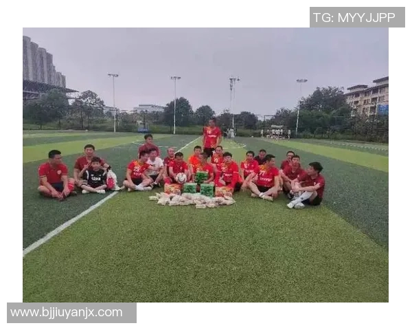 美女沉醉于足球明星的精彩踢球瞬间,感受运动魅力与青春激情交织的美好时光